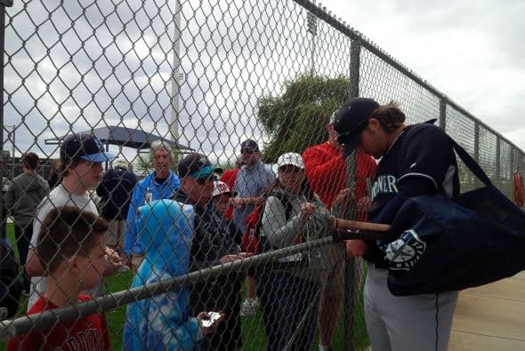 "Detrás" de los entrenamientos de primavera de la MLB, los atléticos jugadores de las grandes ligas muestran todo su talento... y mucho más que eso. Aparte de ejercitarse y compartir con sus seguidores, los beisbolistas lucieron sus atributos de espalda especialmente para las fans.