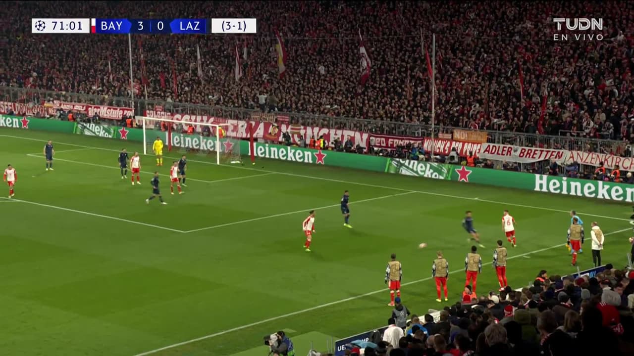 ¡CERCA! Thomas Müller disparó que se estrella en el poste.