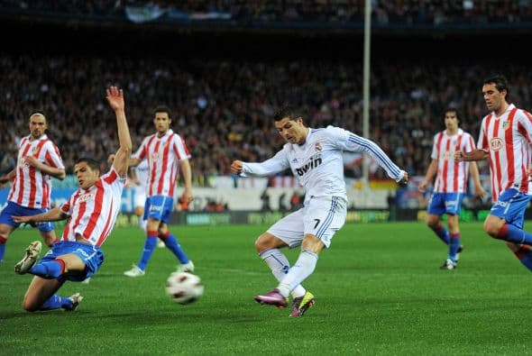 Cristiano Ronaldo no pudo anotar pero hizo sufrir a los zagueros rivales.