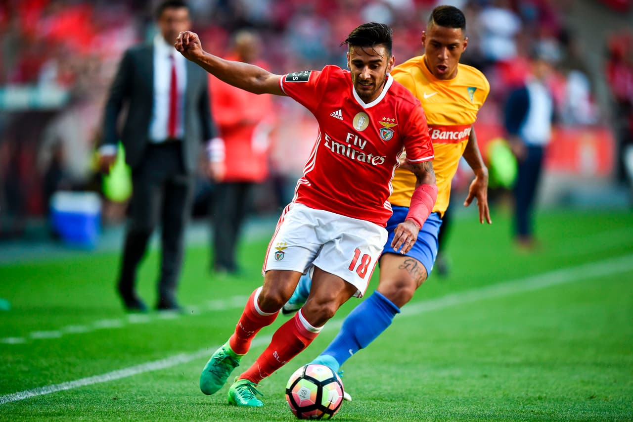 Benfica vence al Estoril y consolida su liderato en Portugal