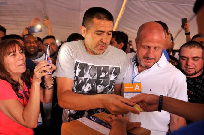 Juan Román Riquelme acudió a votar, respaldado por la gente que lo arropó a su llegada.
