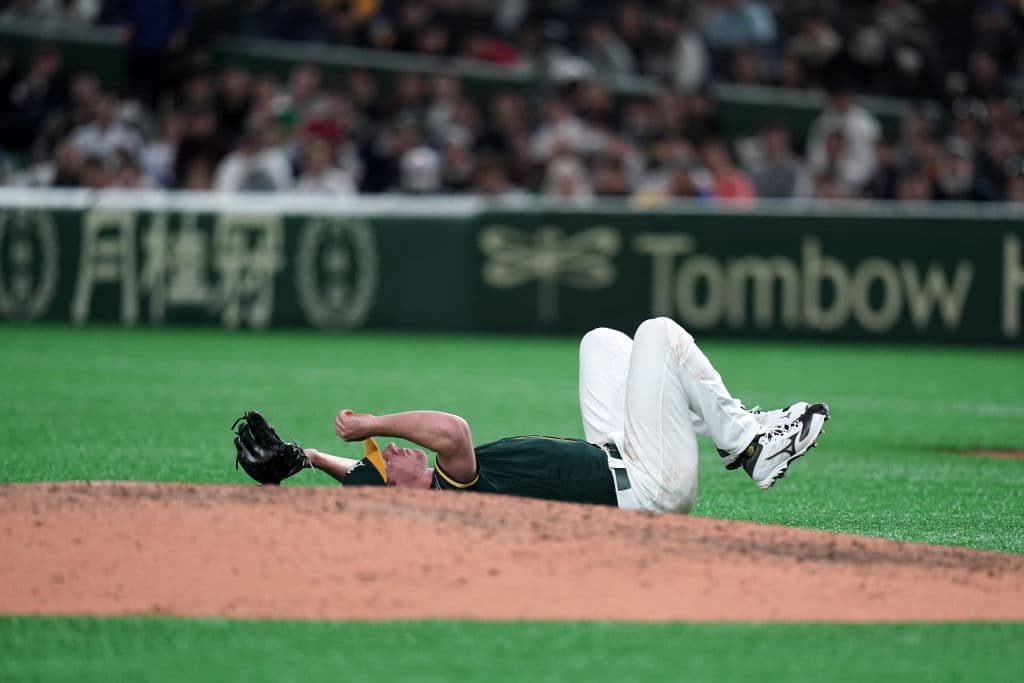 Esto es lo que pasa cuando a un pitcher, en este caso a Chris Bassitt, de los Oakland Athletics, es golpeado por un batazo de línea. Esto sucedió en el partido ante los Hokkaido Nippon-Ham Fighters en el Tokyo Dome. Se recuperó el lanzador.