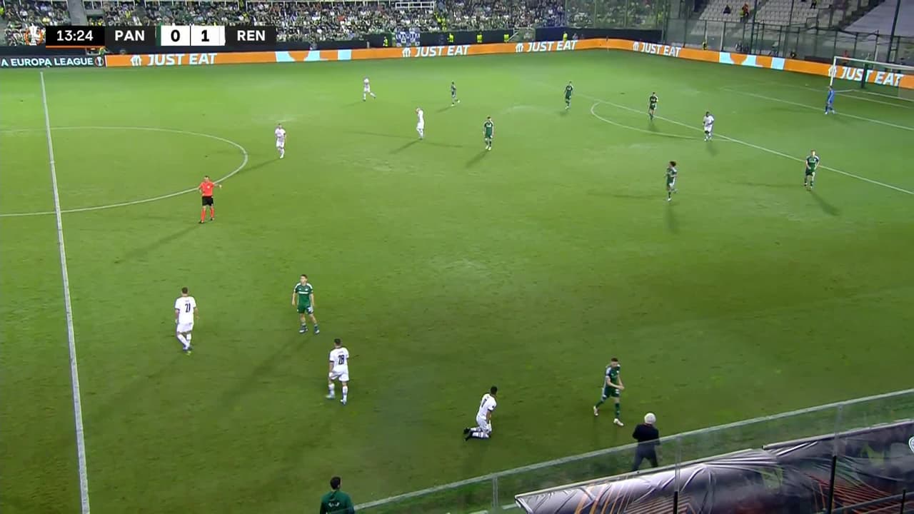 ¡CERCA! Amine Gouiri disparó que se estrella en el poste.