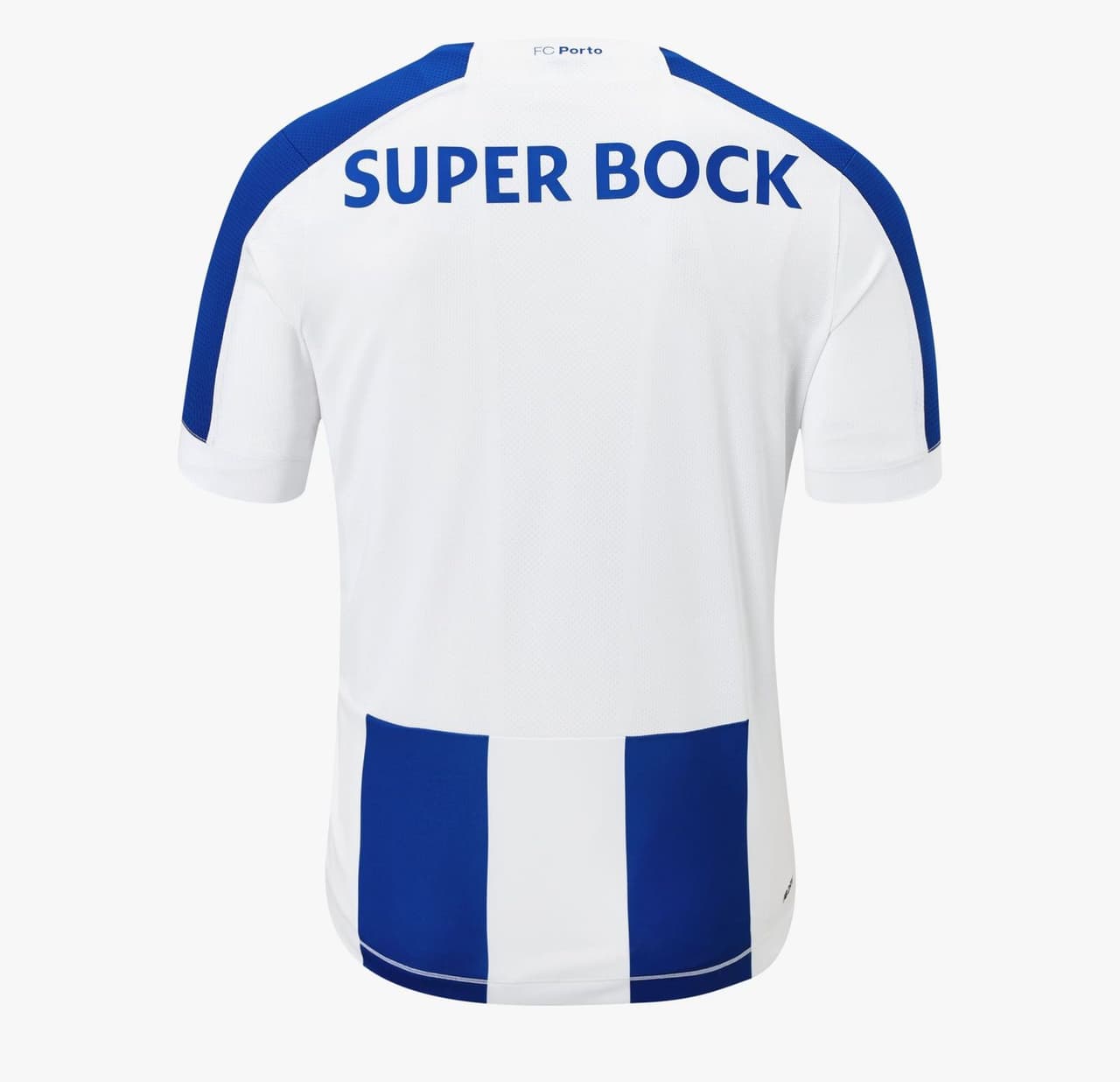 La pasión del Dragao y toda su afición en esta nueva temporada del fútbol europeo tendrá de nuevo las franjas gruesas en su playera. Pocos cambios, de hecho, tendrá la nueva prenda siendo el más notorio el de los hombros donde ya no existe el blanco sino que predomina el azul.