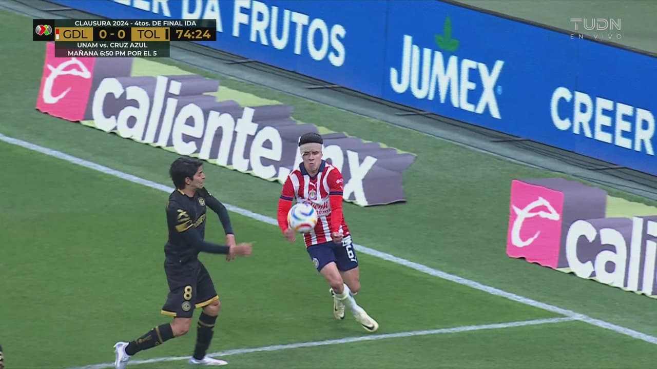 ¡El VAR ahoga el festejo de gol de Chivas por mano de Pérez!