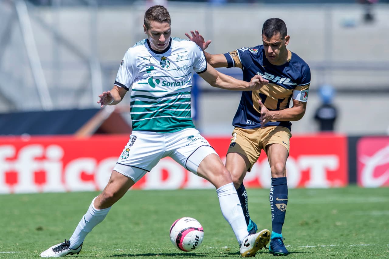 Action photo during the match Pumas vs Santos corresponding 16th of the MX League of the Apertura 2017 Tournament. Foto de accion durante el partido Pumas vs Santos, correspondiente a la Jornada 16 de la Liga MX del Torneo Apertura 2017, en Estadio CU en la foto: Julio Furch Santos y Gerardo Alcoba Pumas 05/11/2017/MEXSPORT/Victor Leon