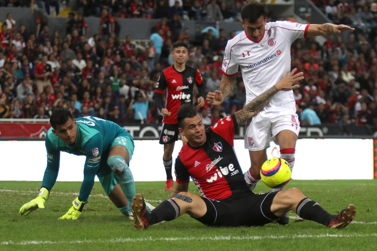 Pero para la segunda mitad, el conjunto local lavó su rostró y bien pronto logró ponerse en el marcador gracias a un gol de Ravel Morrison a los 46'.