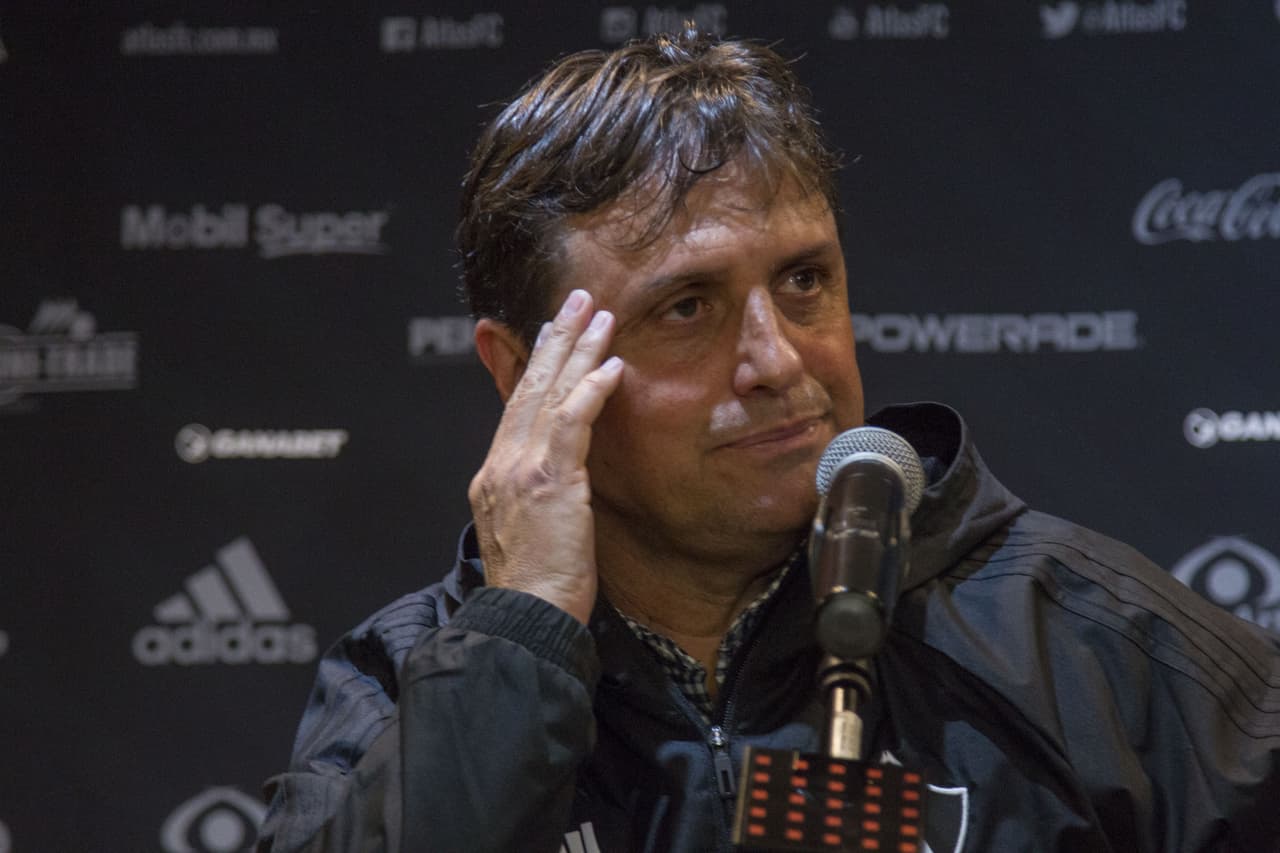 El reto para Hoyos no es fácil con un equipo que ha cesado a varios técnicos en el último año y que está muy lejos de su grandeza en la actualidad.