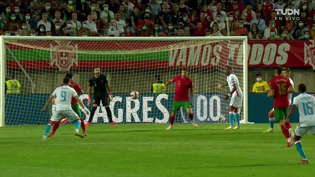 ¡TIRO ATAJADO! disparo por Danel Sinani.
