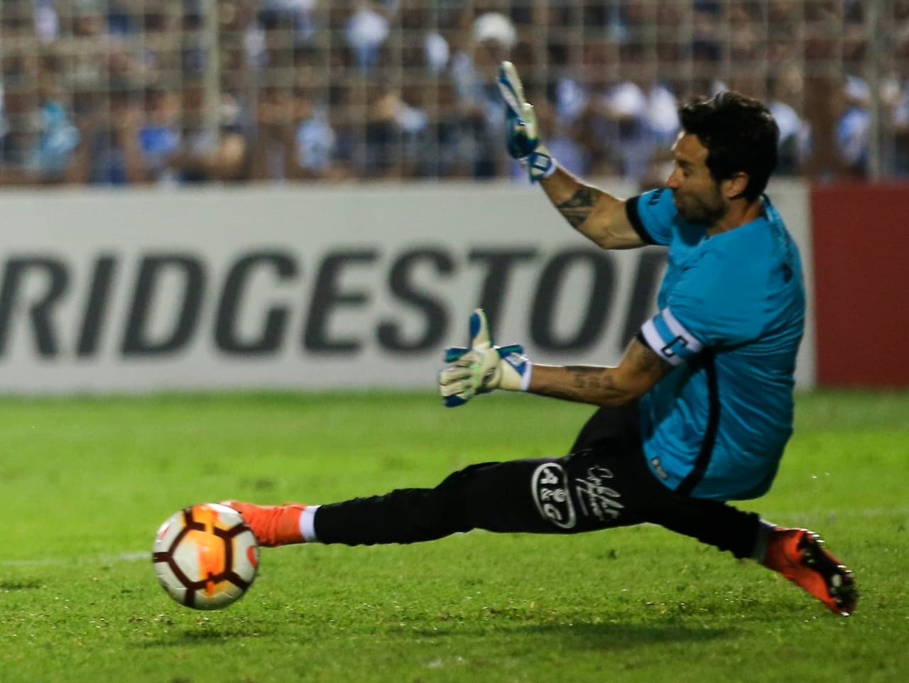 TUCUMAN, ARGENTINA - SEPTEMBER 18: Everton of Gremio misses a chance to score as Cristian Lucchetti of Atletico Tucuman tries to stop the ball during a quarter final first leg match between Atletico Tucuman and Gremio as part of Copa CONMEBOL Libertadores 2018 at Estadio Monumental Jose Fierro on September 18, 2018 in Tucuman, Argentina. (Photo by Agustin Marcarian/Getty Images)