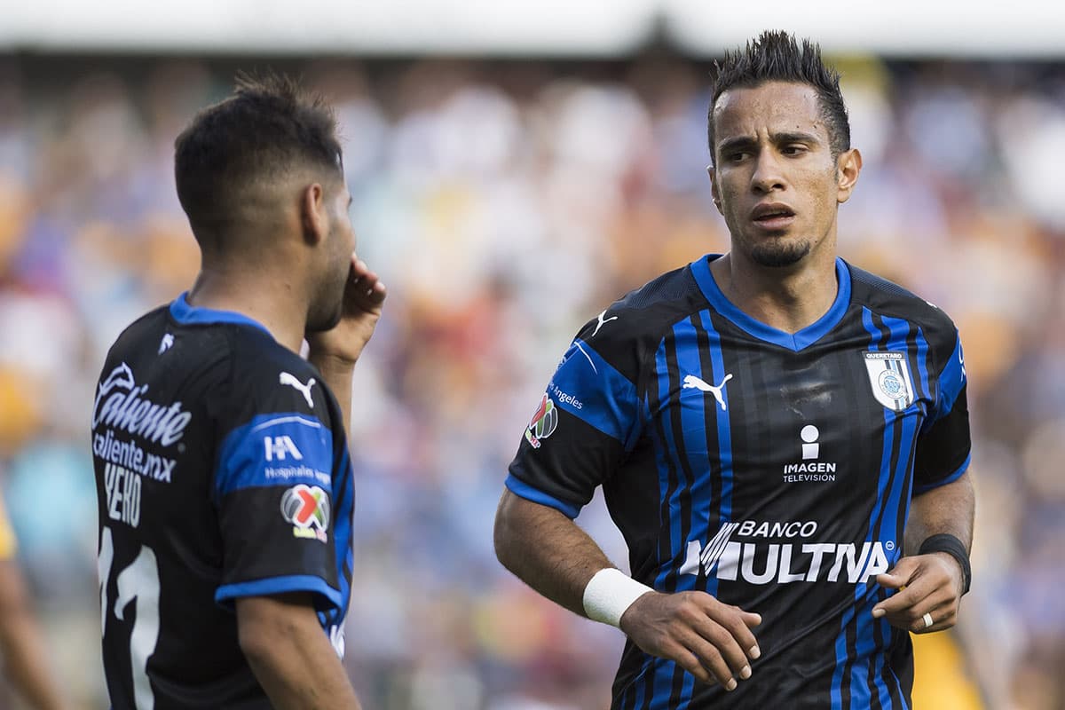 El delantero brasileño del Querétaro, Camilo Sanvezzo (derecha), no pudo vulnerar la defensa de Tigres.