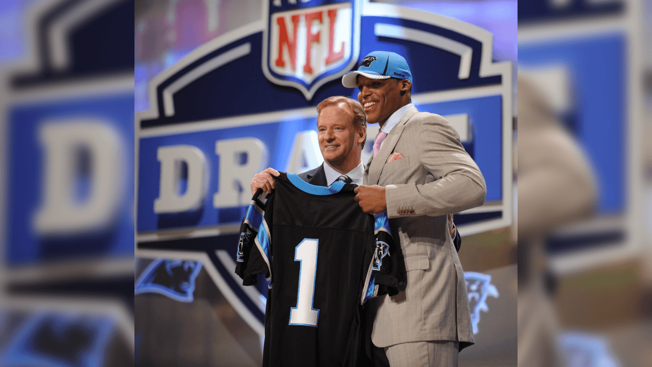 <b>Cam Newton (Draft 2011)</b>
<br>- El QB surgido de Auburn fue elegido por Carolina Panthers
<br>- Se convirtió en titular indiscutbile durante 8 temporadas.
<br>- Llevó a Carolina al Super Bowl L aunque perdieron 24-10 ante Denver Broncos.
<br>- En su primer año fue catalogado el novato del año.
