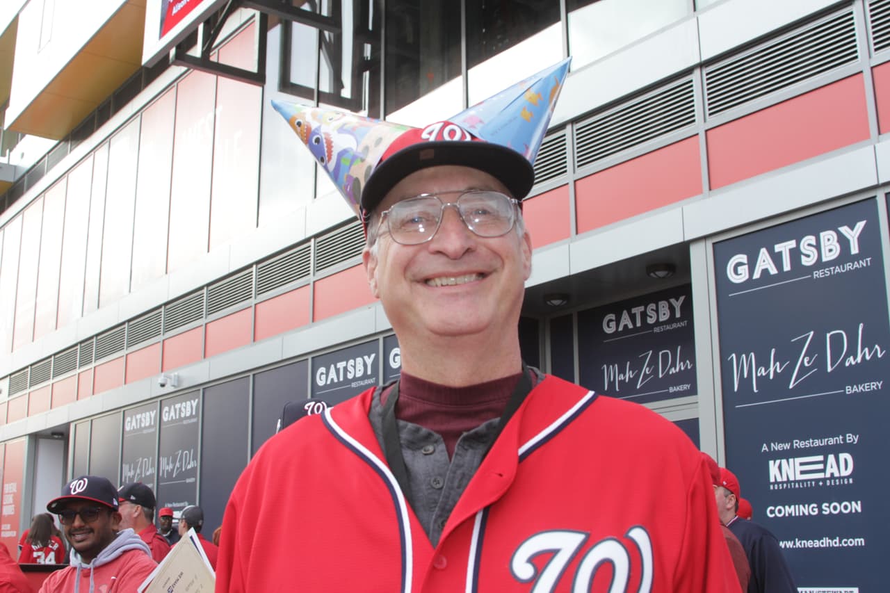 Comienza a caer la noche en Washington y los aficionados empiezan a llegar el estadio para ver el juego 3 de la Serie Mundial.
