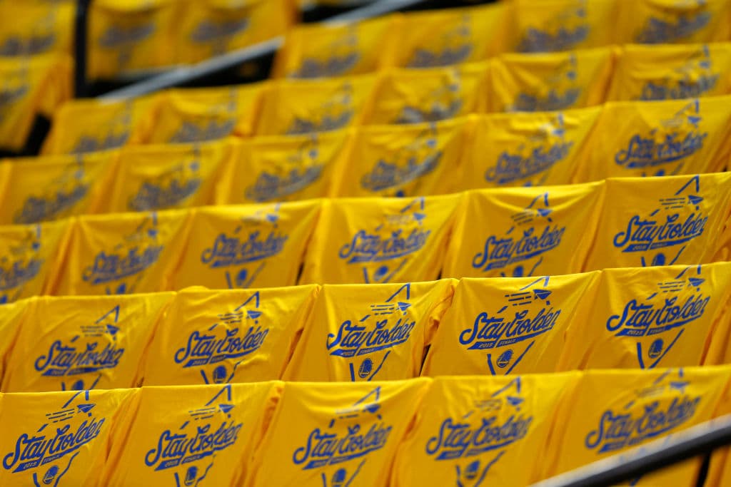 Camisetas de apoyo para los Warriors listas prácticamente en cada una de las butacas de Oracle Arena.