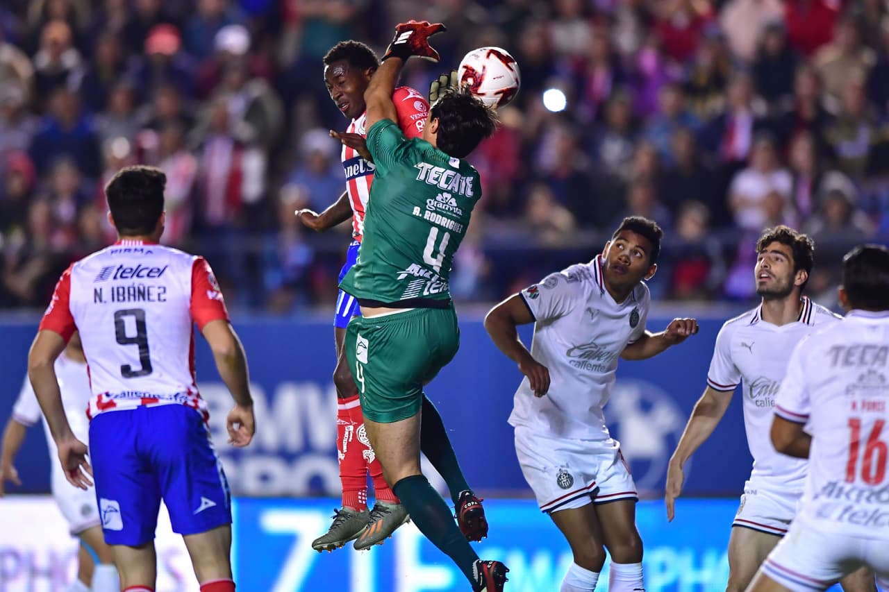 Con goles de Nicolás Ibañez y Germán Berterame por parte del Atlético san Luis y goles de Javier López y Oribe Peralta por parte del Guadalajara, Atlético san Luis y Chivas empatan en duelo con tres penales.
