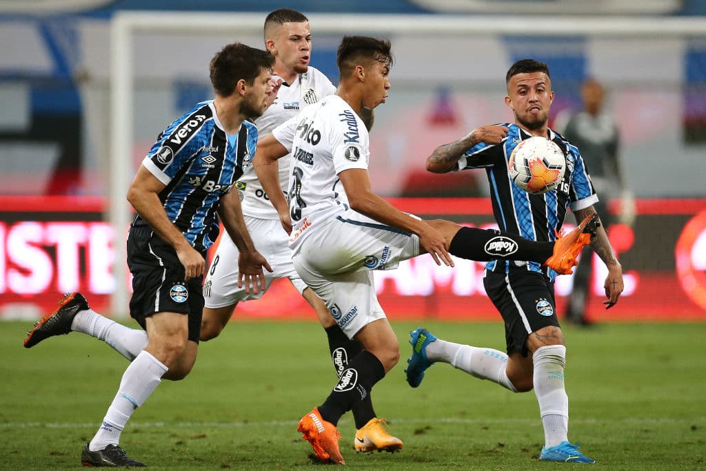 Con gol de penal al minuto 90+12, Gremio consigue un valioso empate en casa frente a Santos en la ida de los cuartos de final.