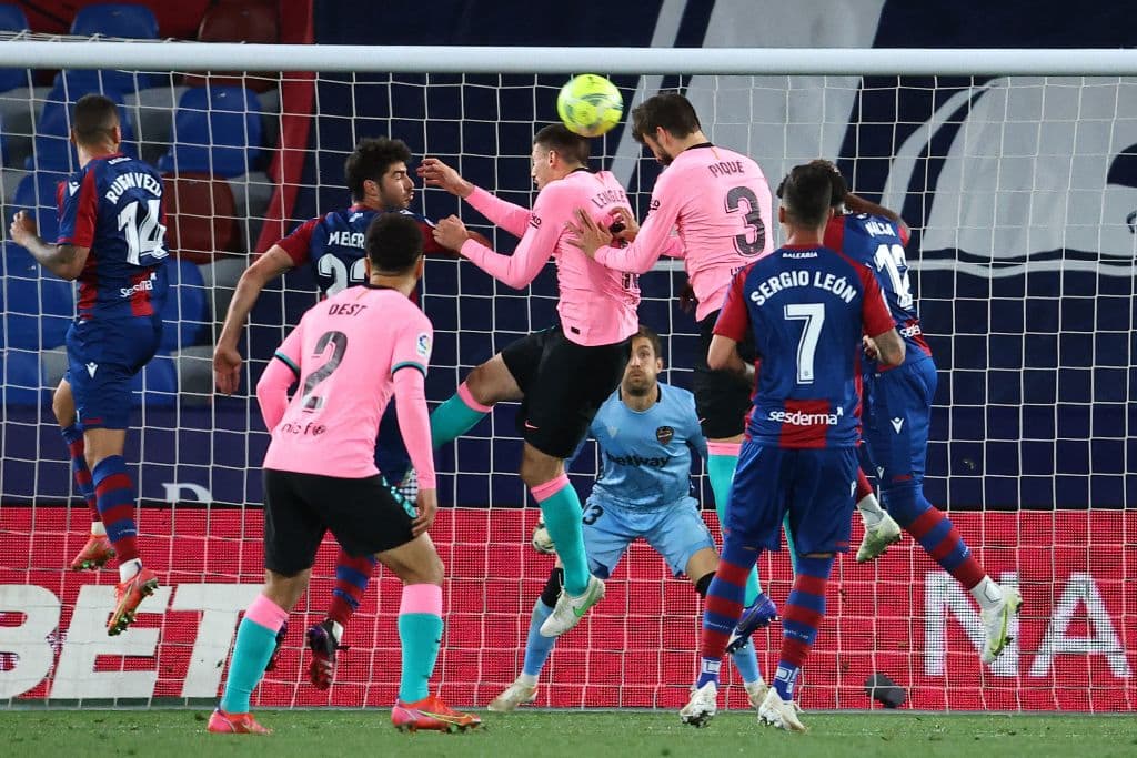 Con el empate 3-3 del Barcelona frente al Levante, parece que los catalanes no quieren ganar La LIga y le dan oportunidad al Real Madrid y al Atlético de Madrid de separarse a en la tabla.