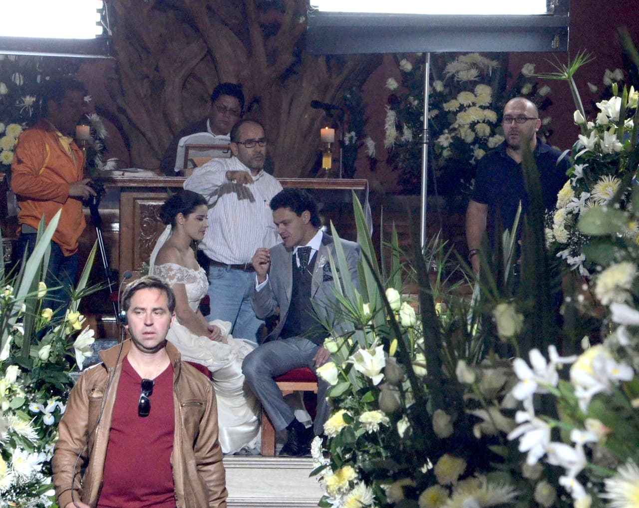 Pedro Fernández era el cura en el que reencarnó el futbolista fallecido, cuya relación tiene un final feliz con la periodista.