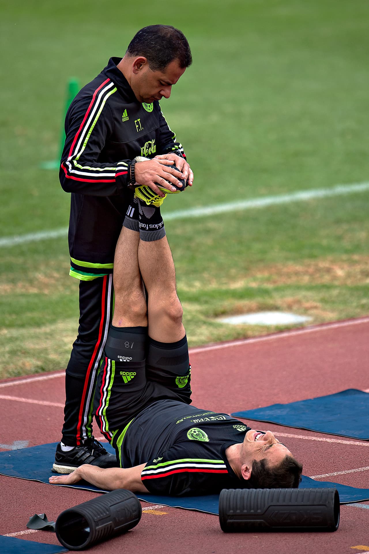 Se confirmaron las malas noticias para el 'Tri' y Andrés Guardado: 
<a href="http://http://www.univision.com/deportes/futbol/mexico/andres-guardado-se-pierde-la-eliminatoria-por-lesion#rel">el volante se perderá los dos partidos de eliminatoria por problemas en su pierna derecha. No obstante, se quedará con la selección para su recuperación.</a>