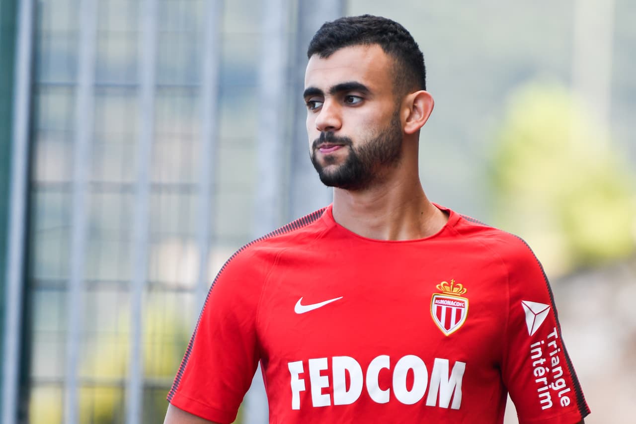 Mónaco trajo como refuerzo al extremo derecho argelino Rachid Ghezzal, que tendría la responsabilidad de reemplazar al francés Mbappe.