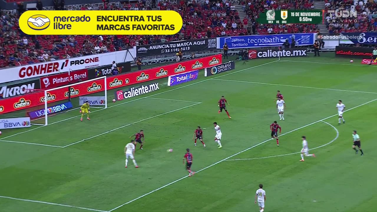 ¡CERCA! Paulinho disparó que se estrella en el poste.