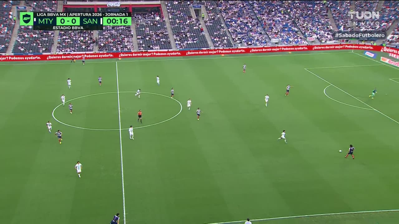 Arranca el partido y la pelota está en juego.