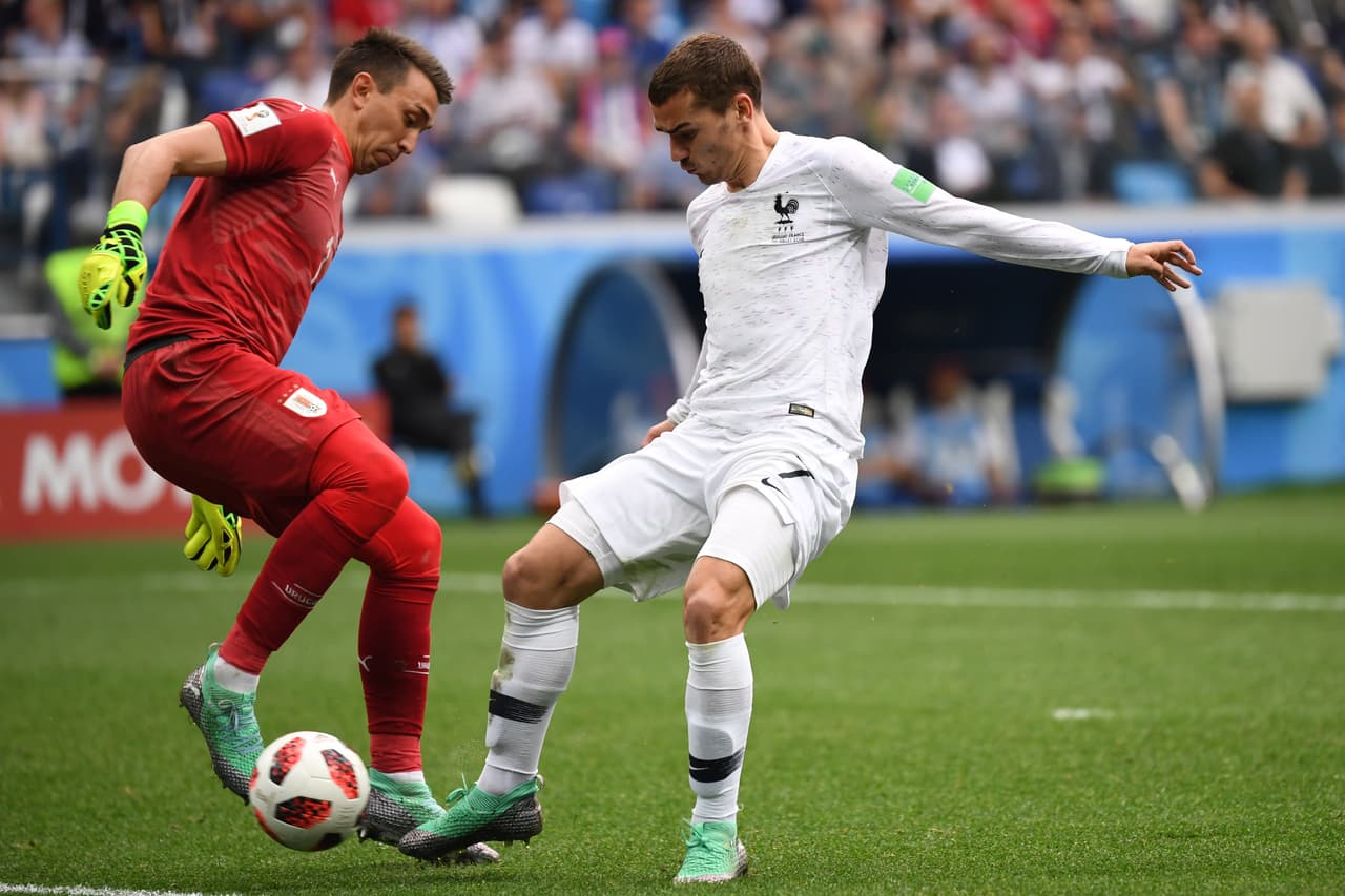 Comenzando la segunda mitad, el del Atlético por poco le roba un balón a Fernando Muslera. El portero intentó engancharlo en el área y él se la alcanzó a puntear, sin embargo se fue al saque de arco.