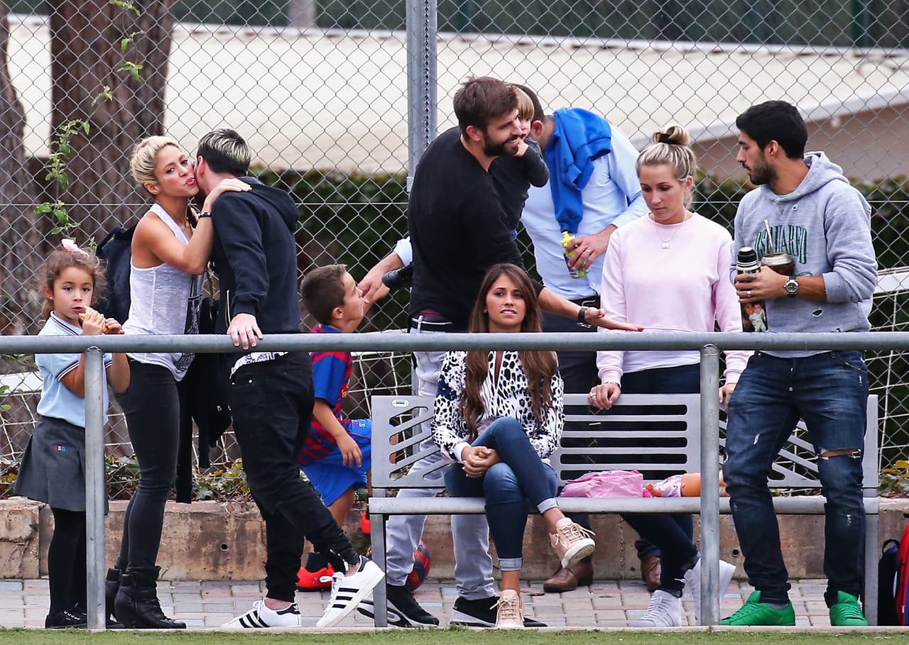 Shakira saludando a Messi y Gerard a Suárez.