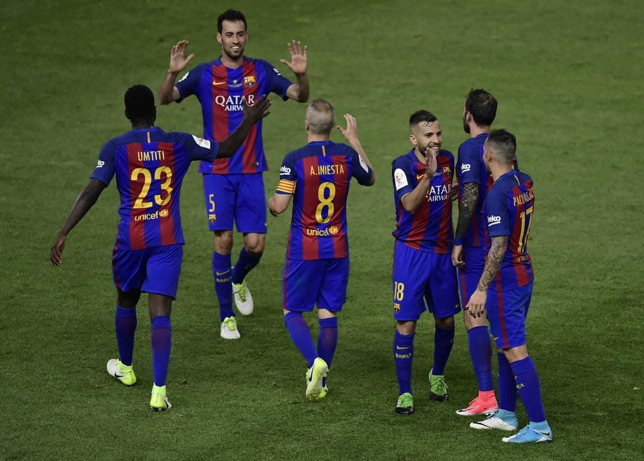 Al final del partido empezó la celebración de los jugadores por su victoria en el último juego disputado en el estadio Vicente Calderón.