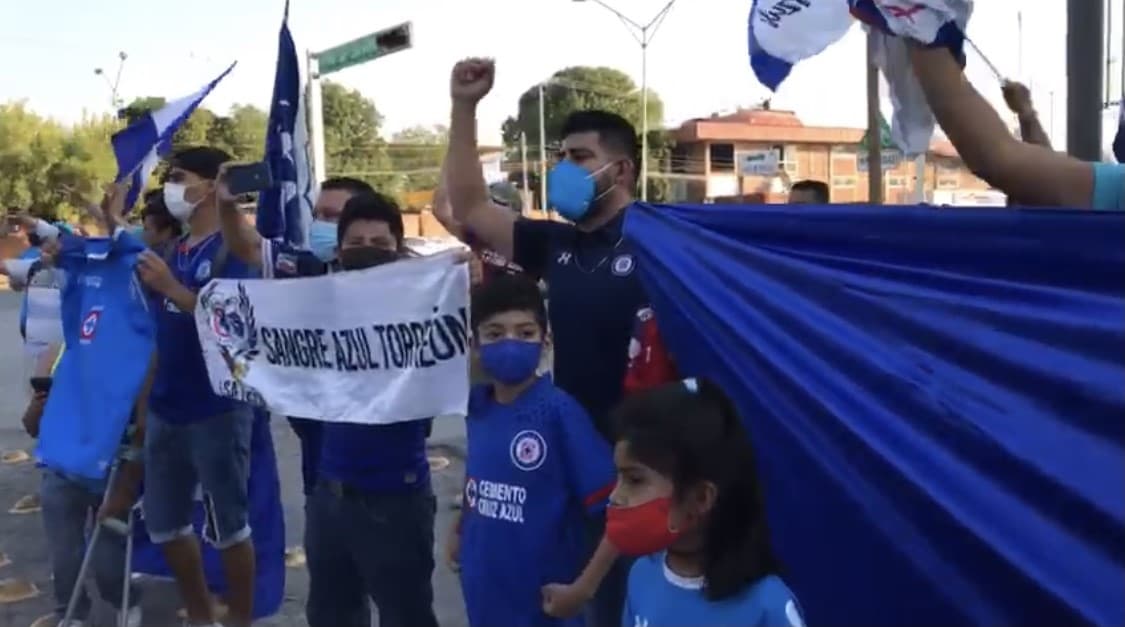 Cruz Azul llega a Torreón para disputar la final de ida del futbol mexicano y sus aficionados salen de sus casas para darles una cálida bienvenida.