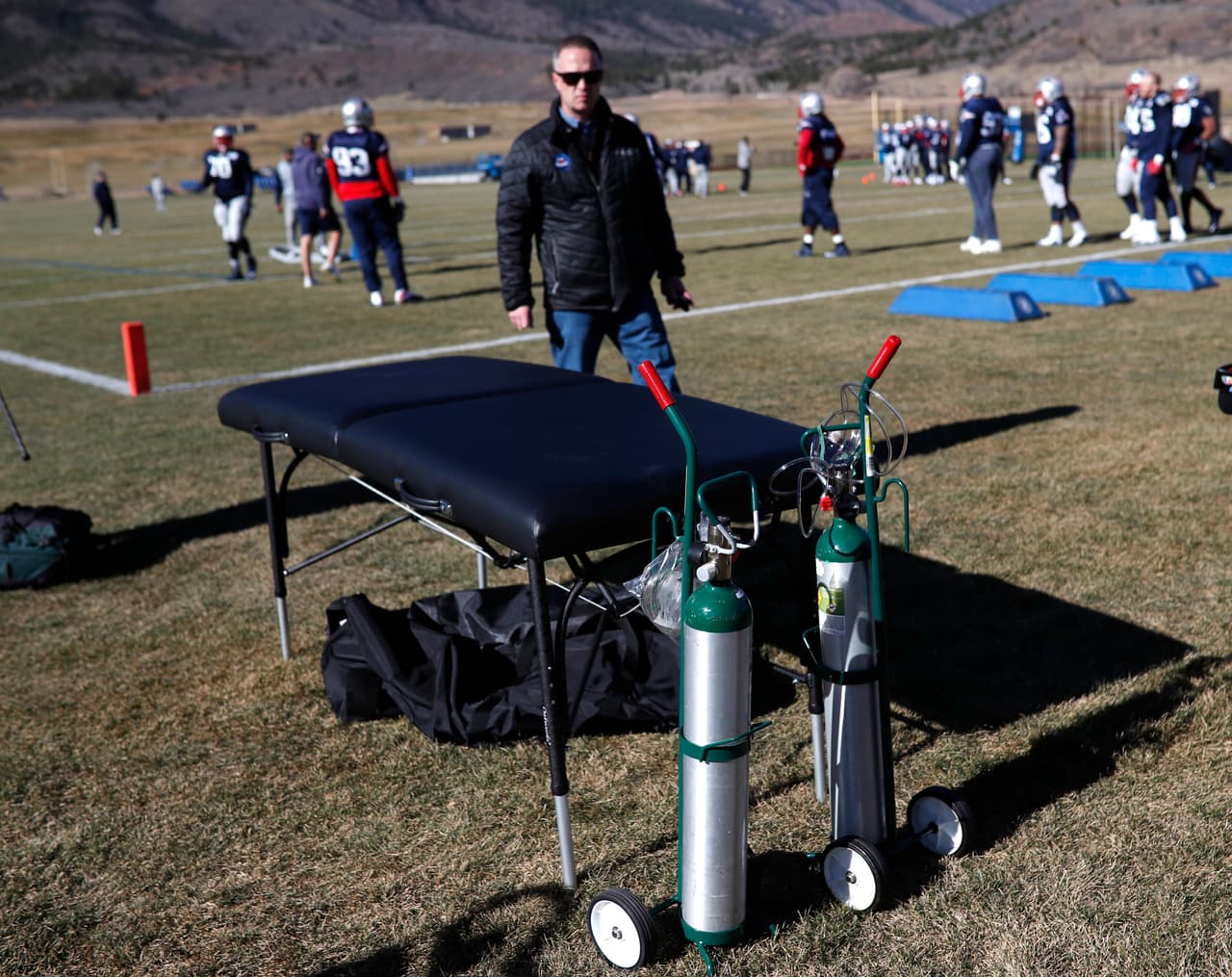 Incluso, el departamento médico ha previsto con tanques de oxigeno cualquier descompensación que puedan tener los jugadores.