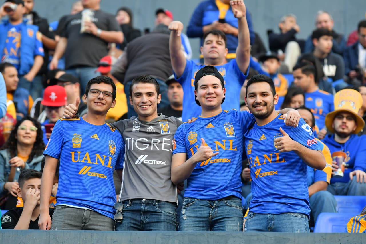 Los fanáticos de Tigres y Santos disfrutan en el Estadio Universitario la antesala del partido por la Jornada 5 del Clausura 2019.