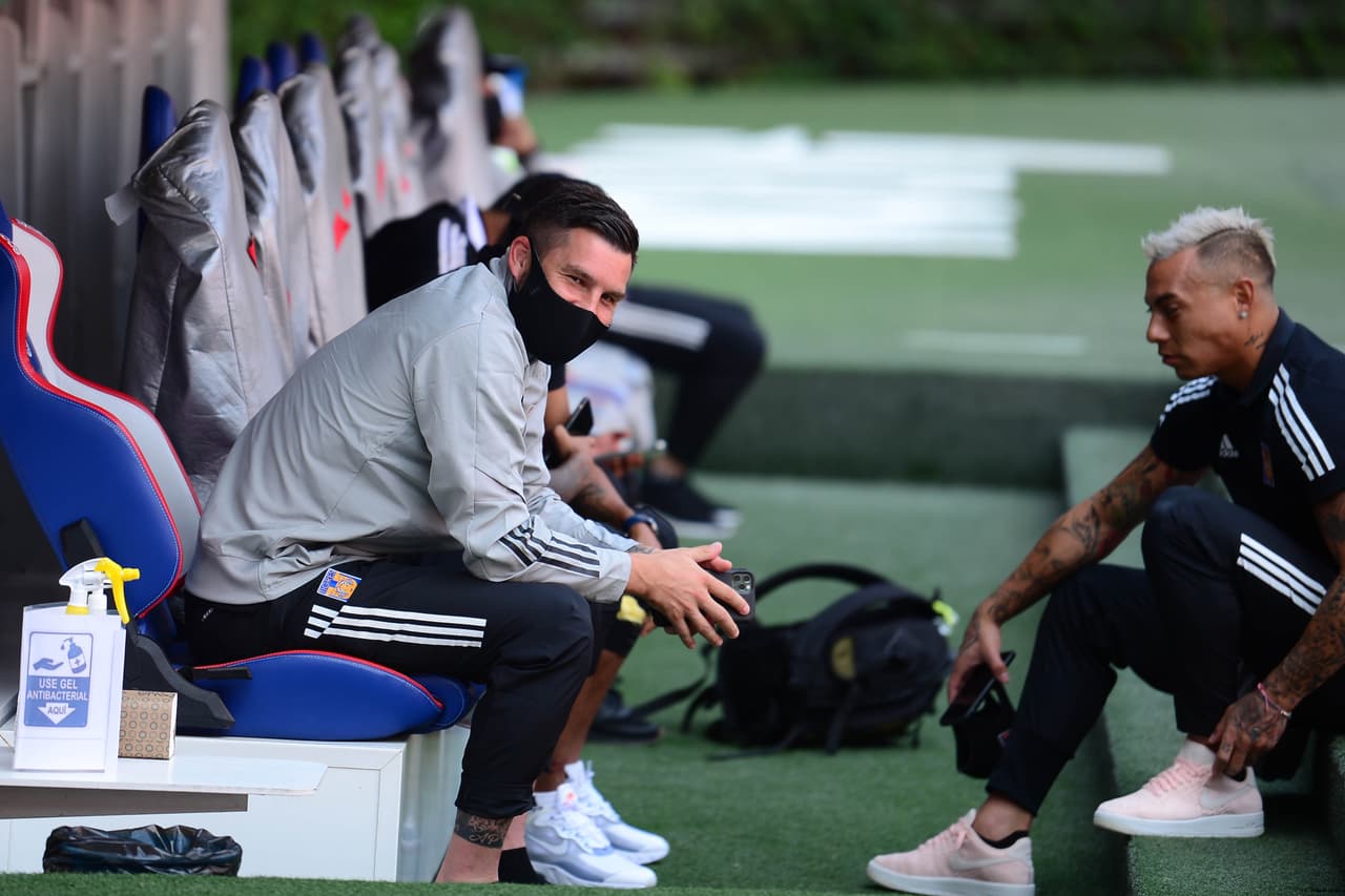 El estadio de las Chivas se ha desinfectado constantemente y cuenta con miles de despachadores de gel antibacterial. Los traslados de los equipos se realizan en autobús para evitar el uso de los aeropuertos. Los jugadores y el cuerpo técnico deben mantener una sana distancia social. Cada futbolista tendrá una botella individual para la hidratación. Además, los festejos entre jugadores están prohibidos.