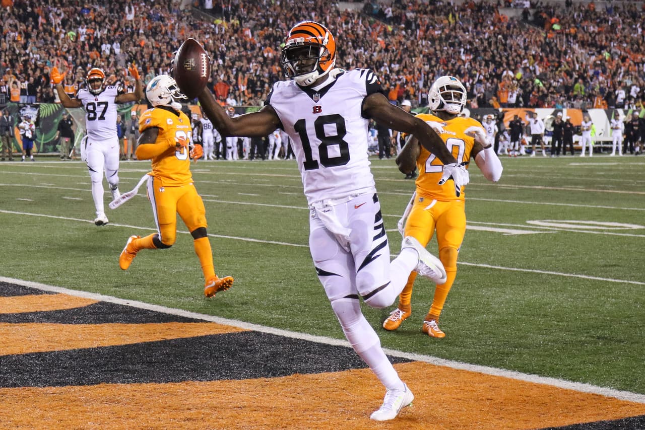<b>A. J. Green – WR, Cincinnati Bengals</b>
<br>El receptor estrella de los Bengalíes fue la primer gran figura de la jornada en el comienzo de la Semana 4 en Jueves por la Noche. Green terminó con 10 recepciones para 173 yardas y un touchdown haciendo trizas a la secundaria de los Dolphins en la victoria de Cincinnati 22-7 sobre Miami.
<br>