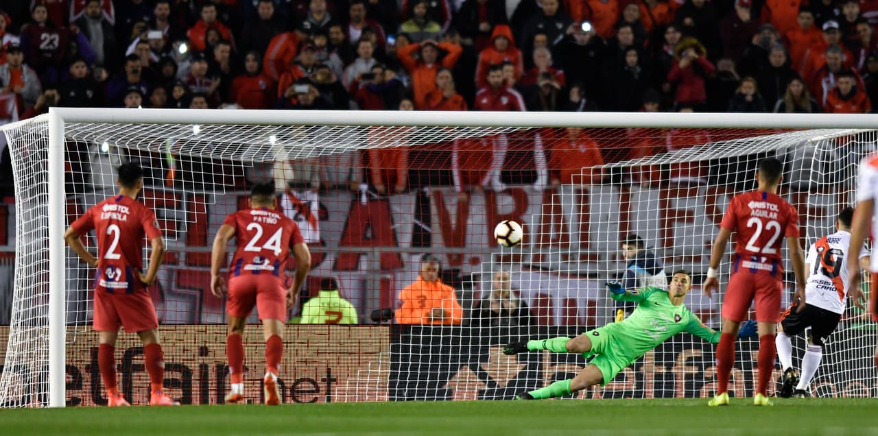 El colombiano Rafael Santos Borre se encargó de fusilar a Juan Pablo Carrizo par el 2-0 final a favor de River Plate.