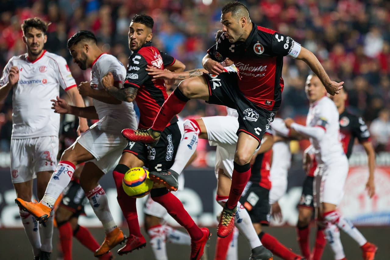 Durante un largo rato, el juego se enfrascó en el medio campo, pero siempre con cierto dominio de los locales a los que se les vio más ímpetu a lo largo de los 90 minutos.