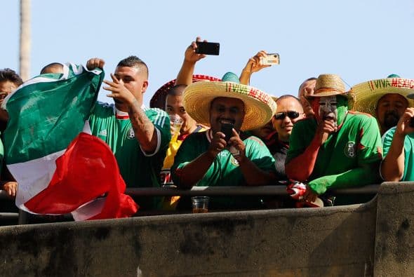 Muchas camisetas verdes se vieron por todos lados. Los mexicanos coparon el estadio.