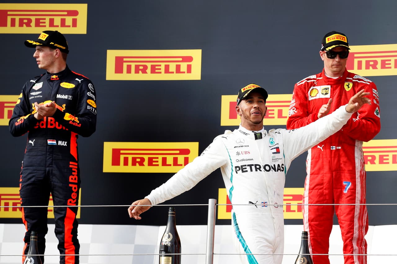 Lewis Hamilton (centro) ganador del Gran Premio de Francia 2018, en el podio con Max Verstappen de Red Bull (izq) y Kimi Raikkonen (der) de Ferrari.