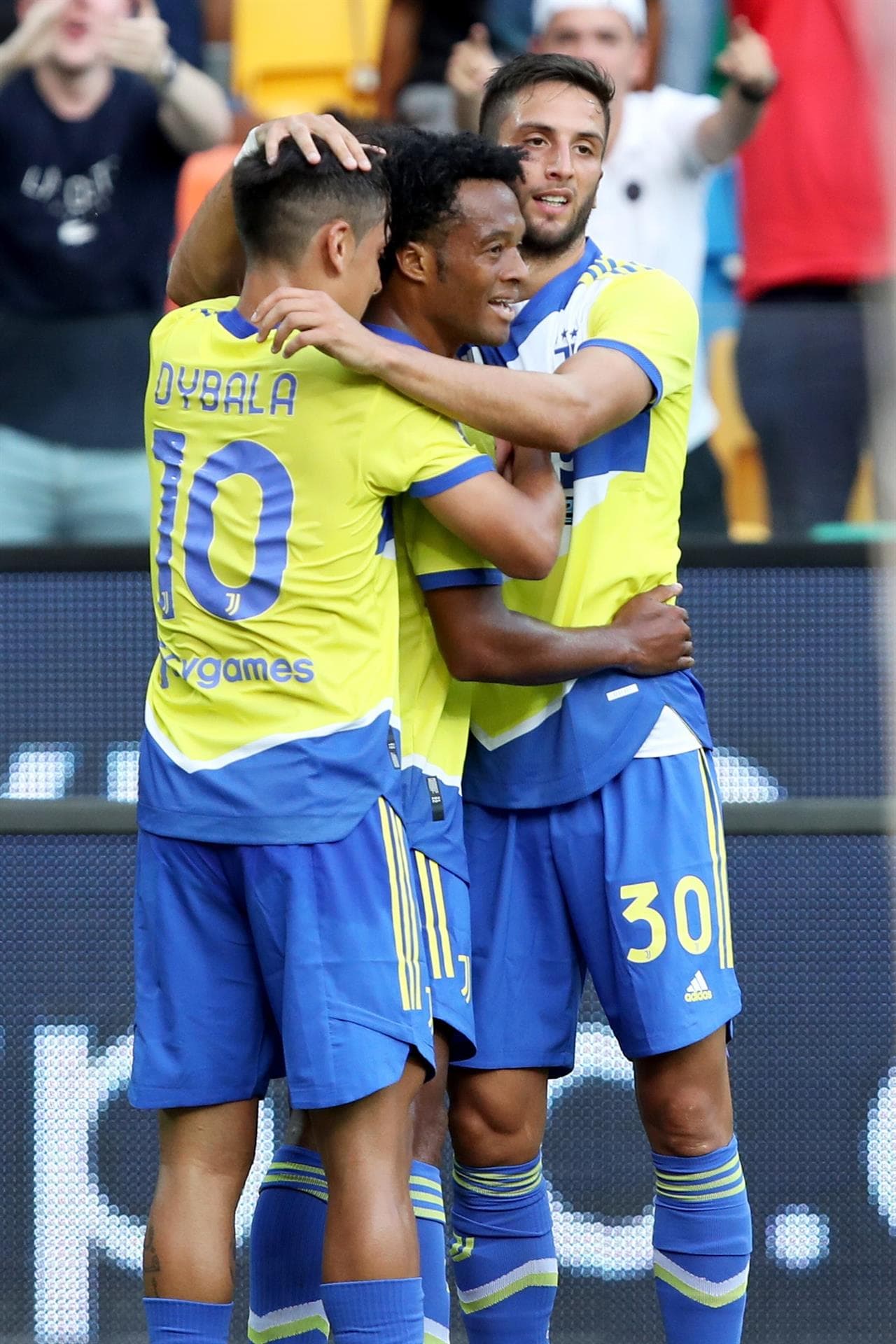 Se empata el partido entre la Juventus y Udinese en la Serie A, con marcador de 2-2. Los de la Veccia Signora ganaban el partido durante la primera mitad con goles de Paulo Dybala y Guillermo Cuadrado, pero Roberto Pereyra convirtió penal y gol para los visitantes, seguido de Gerard Deulofeu; Cristiano anotó el tercero pero fue anulado.