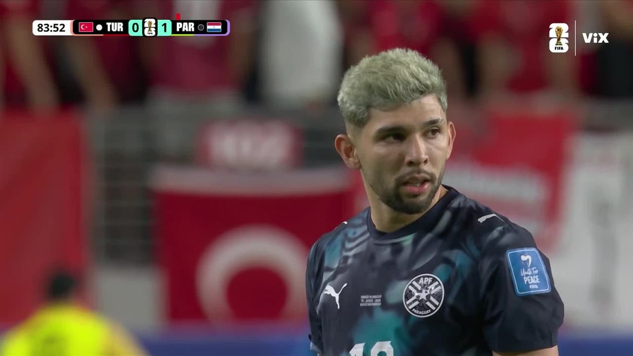 ¡Ugurcan Cakir hace la que quizás sea la atajada del torneo para Turquía!