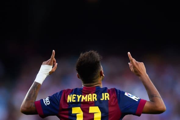 Barcelona goleó sin esforzrse al Granada con Neymar en plan estelar al completar su primer Triplet en la Liga de España.