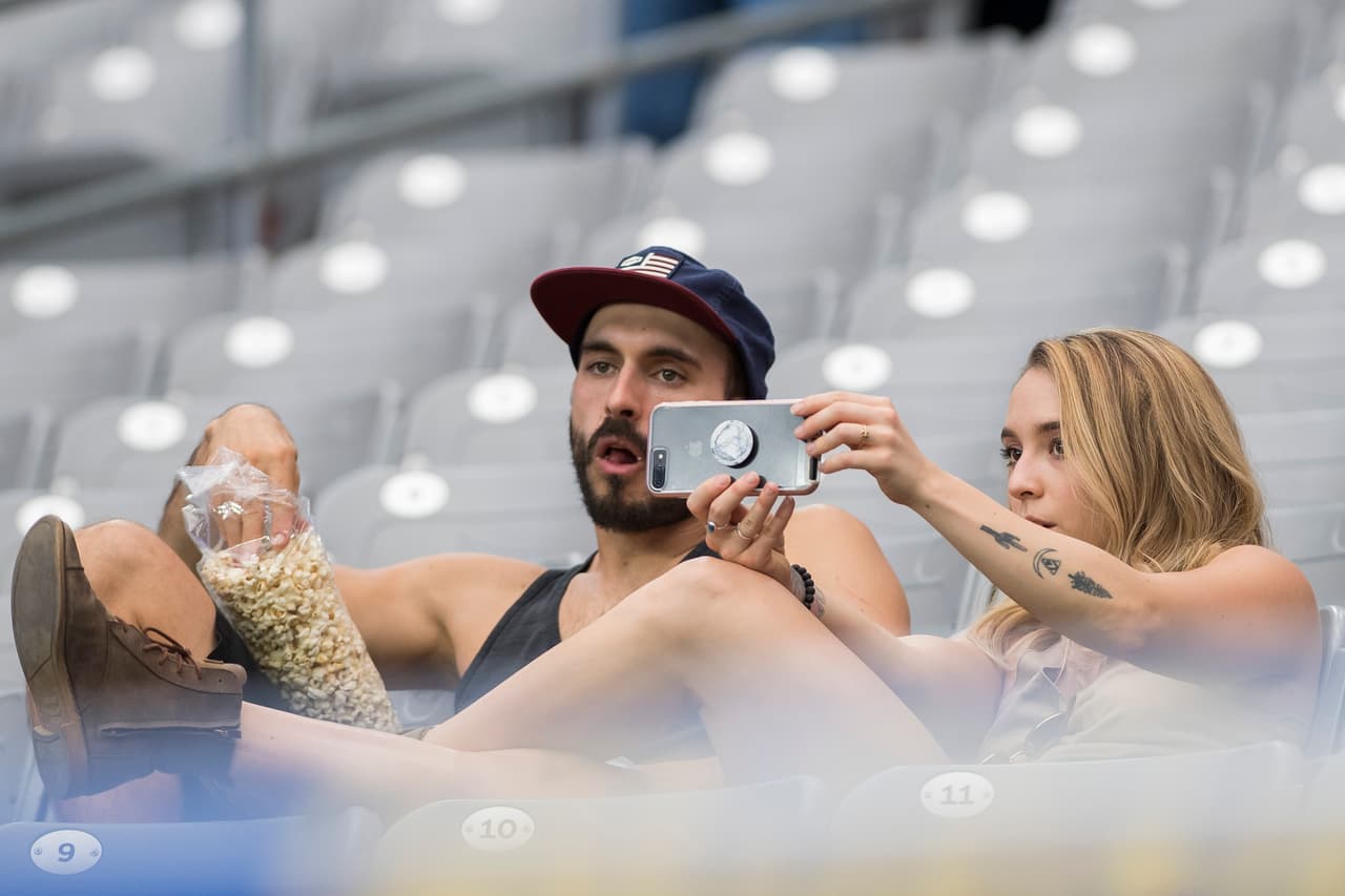 El colorido y la belleza de las fanáticas dibujó la fiesta de los hinchas en los cuartos de final entre México y Honduras en la Copa Oro, que mostró de nuevo la fidelidad de los seguidores en Estados Unidos.
