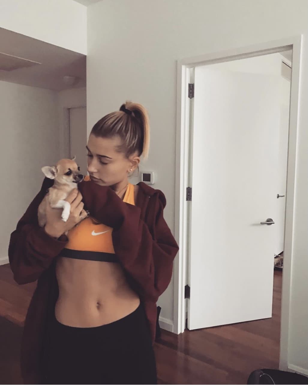 La modelo que tambien es esposa del artista Justin Bieber tiene diferentes rutinas de gimnasio además de salir a correr por las mañanas.