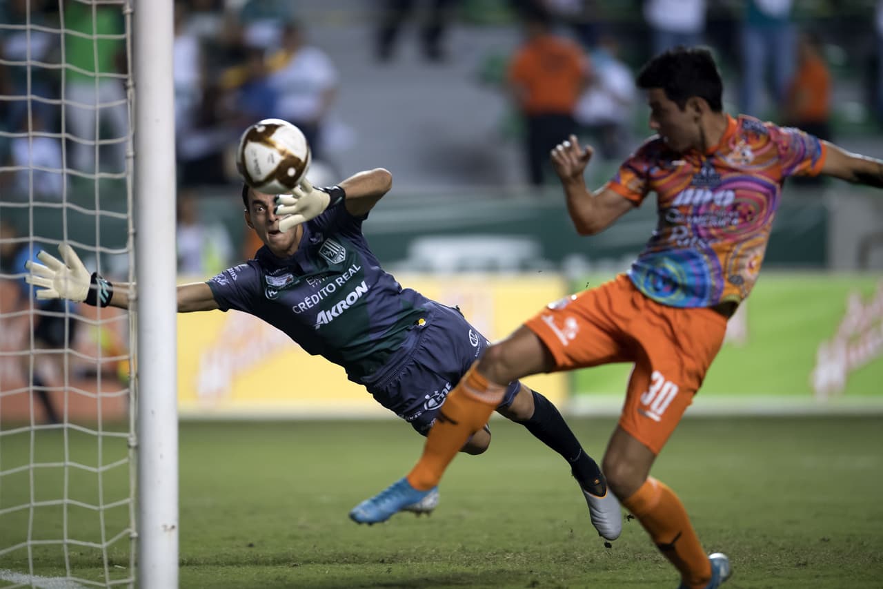 No Armani pero... Ofrecen a Pumas portero peruano de Zacatepec