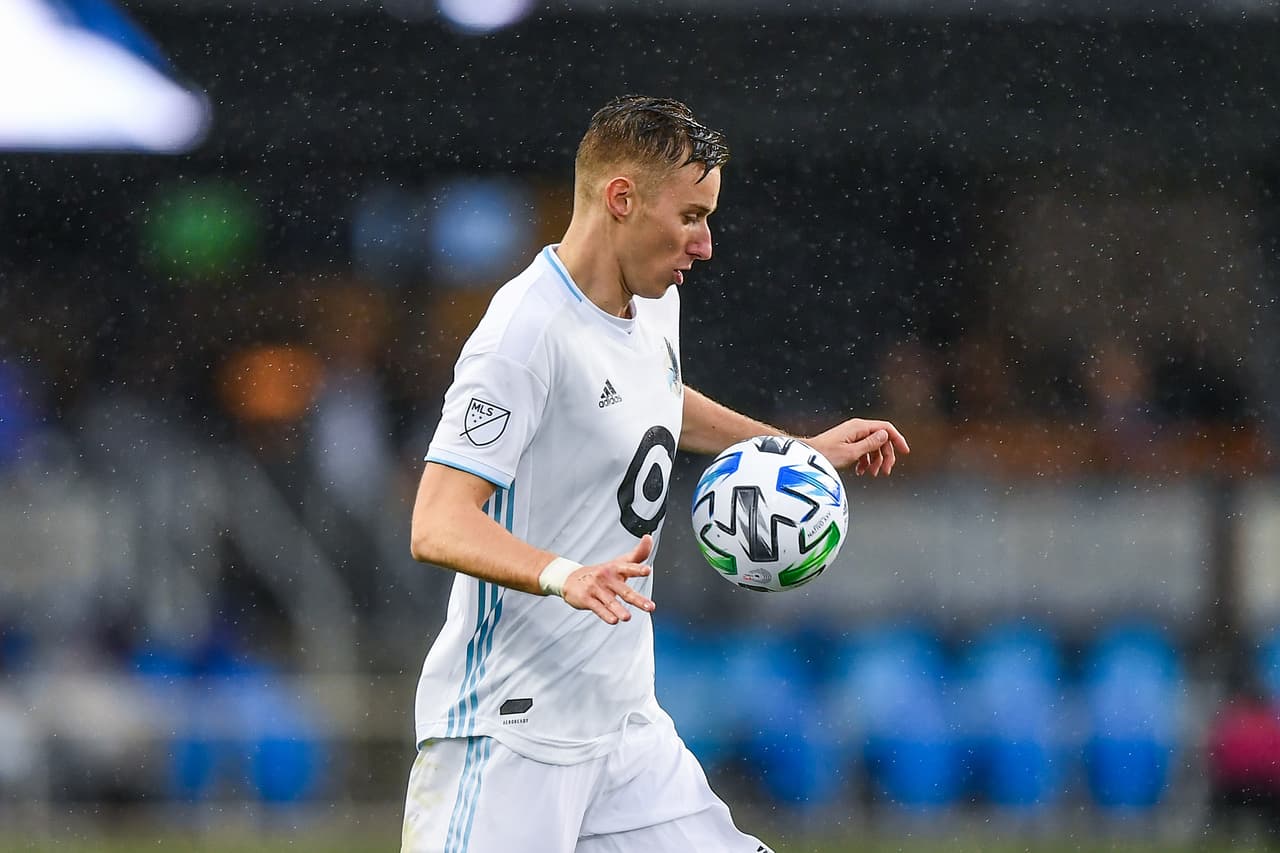 <b>5 - JAN GREGUS</b>
<br>
<br>El volante central de Minnesota United está en esta lista gracias a su despliegue y fisicalidad en la mitad de la cancha, además de su gran servicio en los lanzamientos a balón parado y su precisión en la entrega de sus pases.