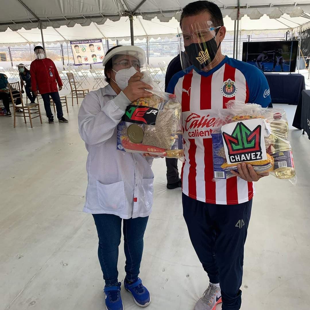 Julio César Chávez dona despensas y muestra su amor a Chivas