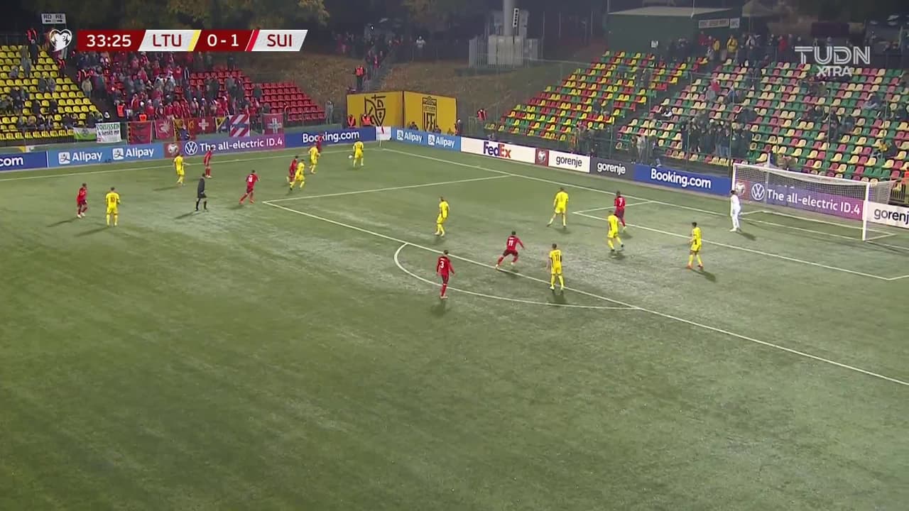 ¡TIRO ATAJADO! disparo por Breel Embolo.