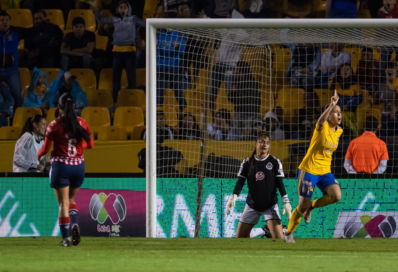 Pero muy poco le duró la alegría a las del Guadalajara, pues a los 31 minutos, llegó a cerrar la pinza tras un centro estupendo, y rematar con la cabeza Lizbeth Ovalle para poner el 2-1 de Tigres.