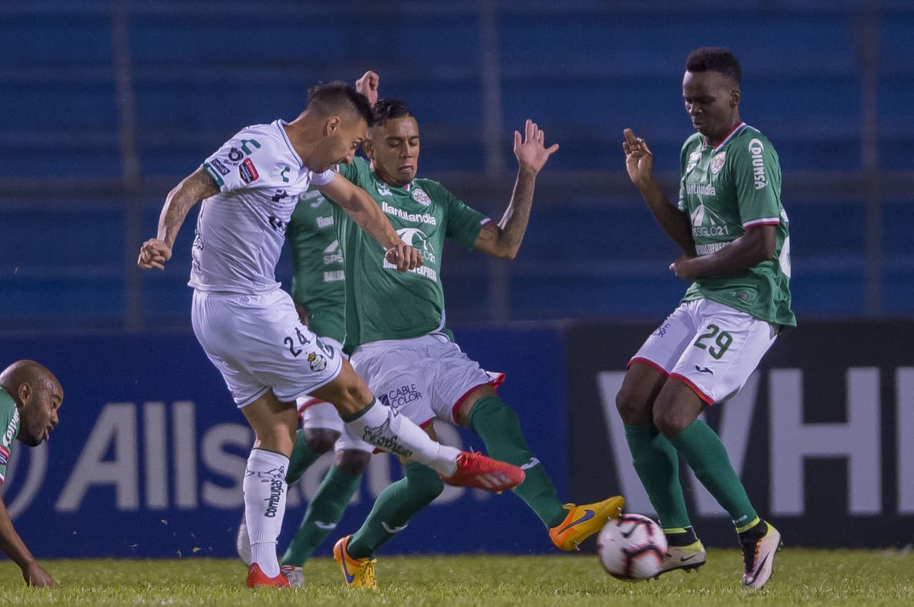 Y definitivamente estaba escrito que sería la noche de Correa, pues estaba en plan grande, la defensa de los verdes respiraba peligro cada vez que tenía el balón en los botines.