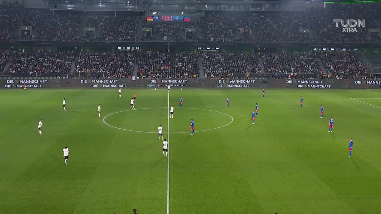 Arranca el partido y la pelota está en juego.